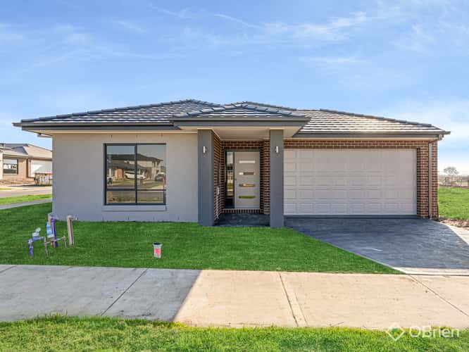 8 Comfrey Place, Clyde North VIC 3978