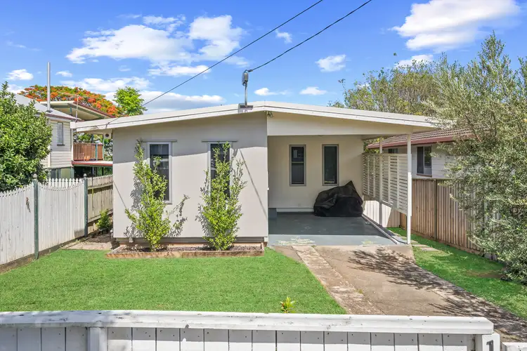 1588 Sandgate Road