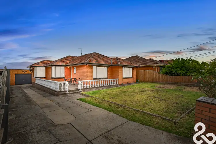 11 Monash Street
