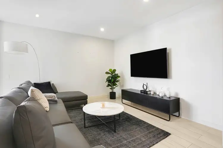 232/180 Hezlett Road