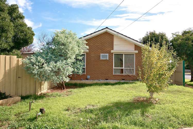 8 Cook Road, Melton South VIC 3338