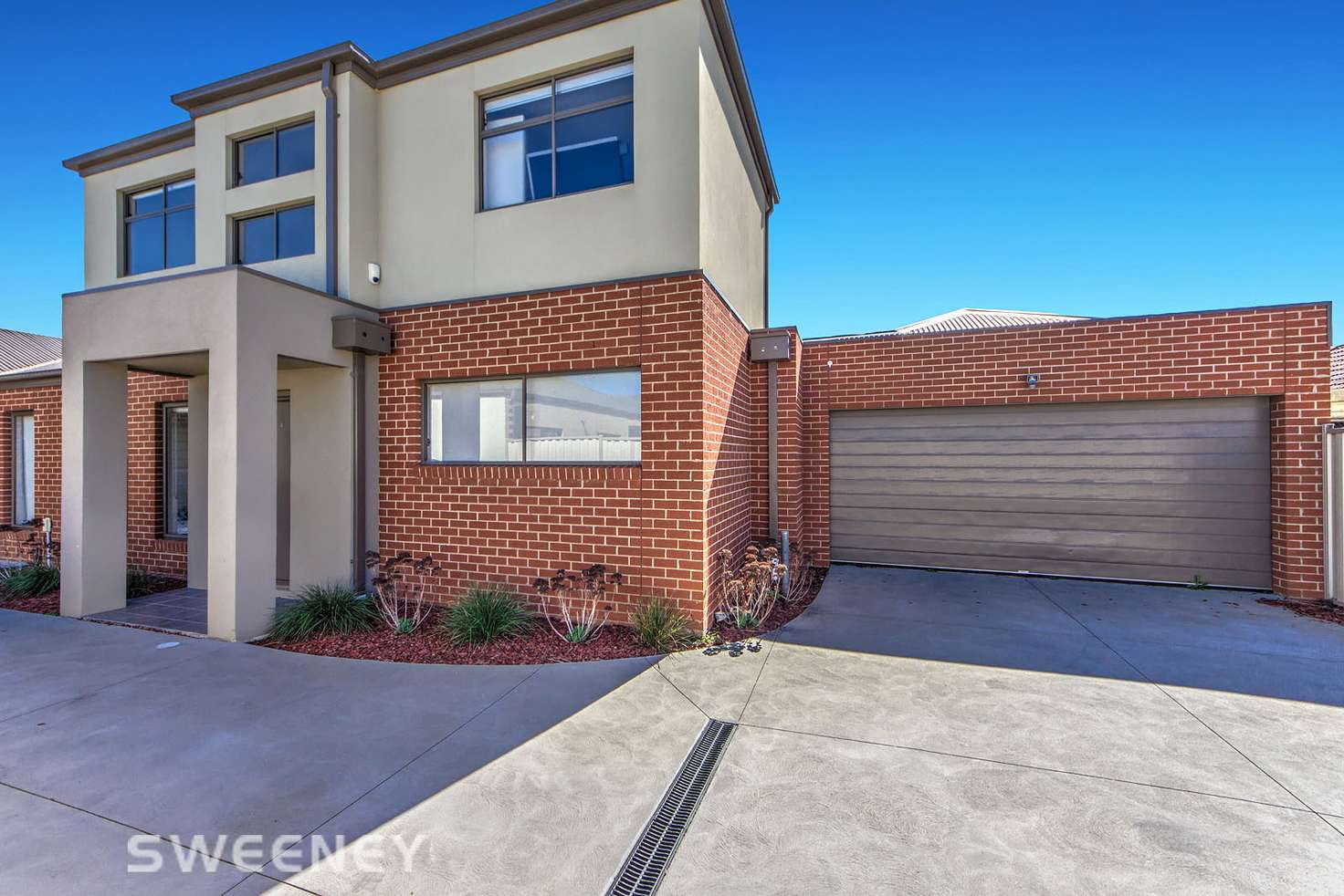 Main view of Homely townhouse listing, 2/71 Oberon Avenue, St Albans VIC 3021