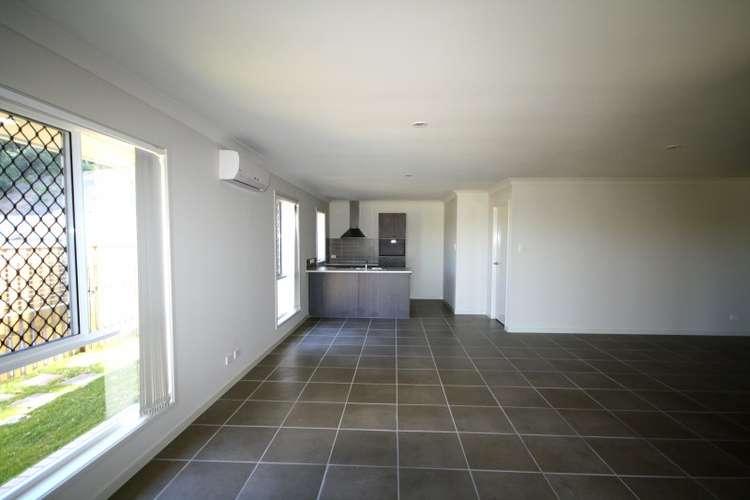Fourth view of Homely semiDetached listing, 1/18 Bahrs Point Drive, Bahrs Scrub QLD 4207