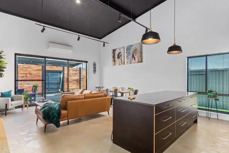 11 Jandari Mews