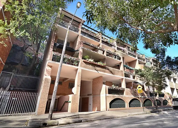 9/30A Brougham Street