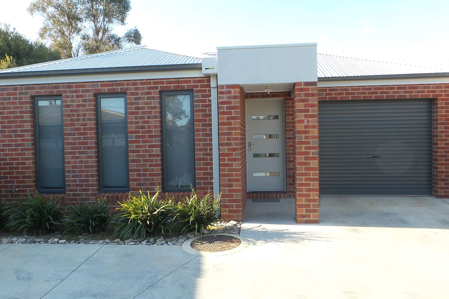 Main view of Homely townhouse listing, 2/7 Yeats Street, Castlemaine VIC 3450