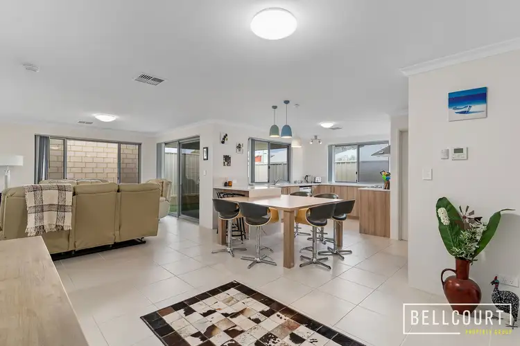 10 Strand Way