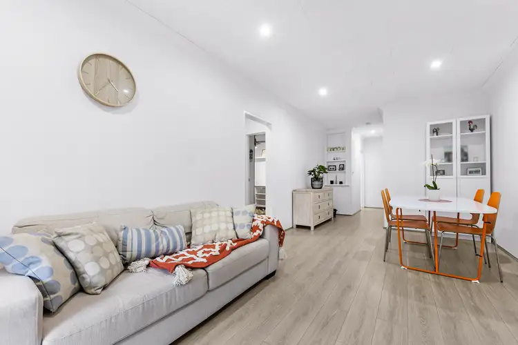11/2 Finch Avenue