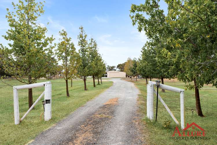 28 Country Dr, Oakford WA 6121