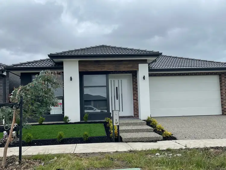 6 Champagne Avenue