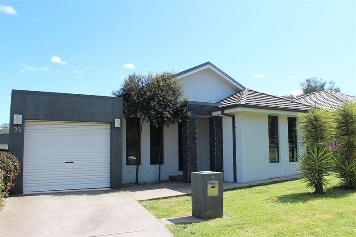 Main view of Homely townhouse listing, 39 Kurrajong Cres, West Albury NSW 2640
