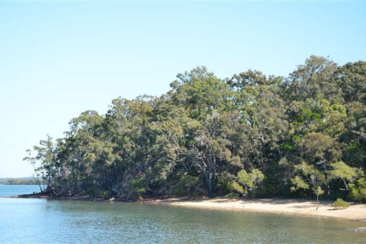 14 High Central Road, Macleay Island QLD 4184