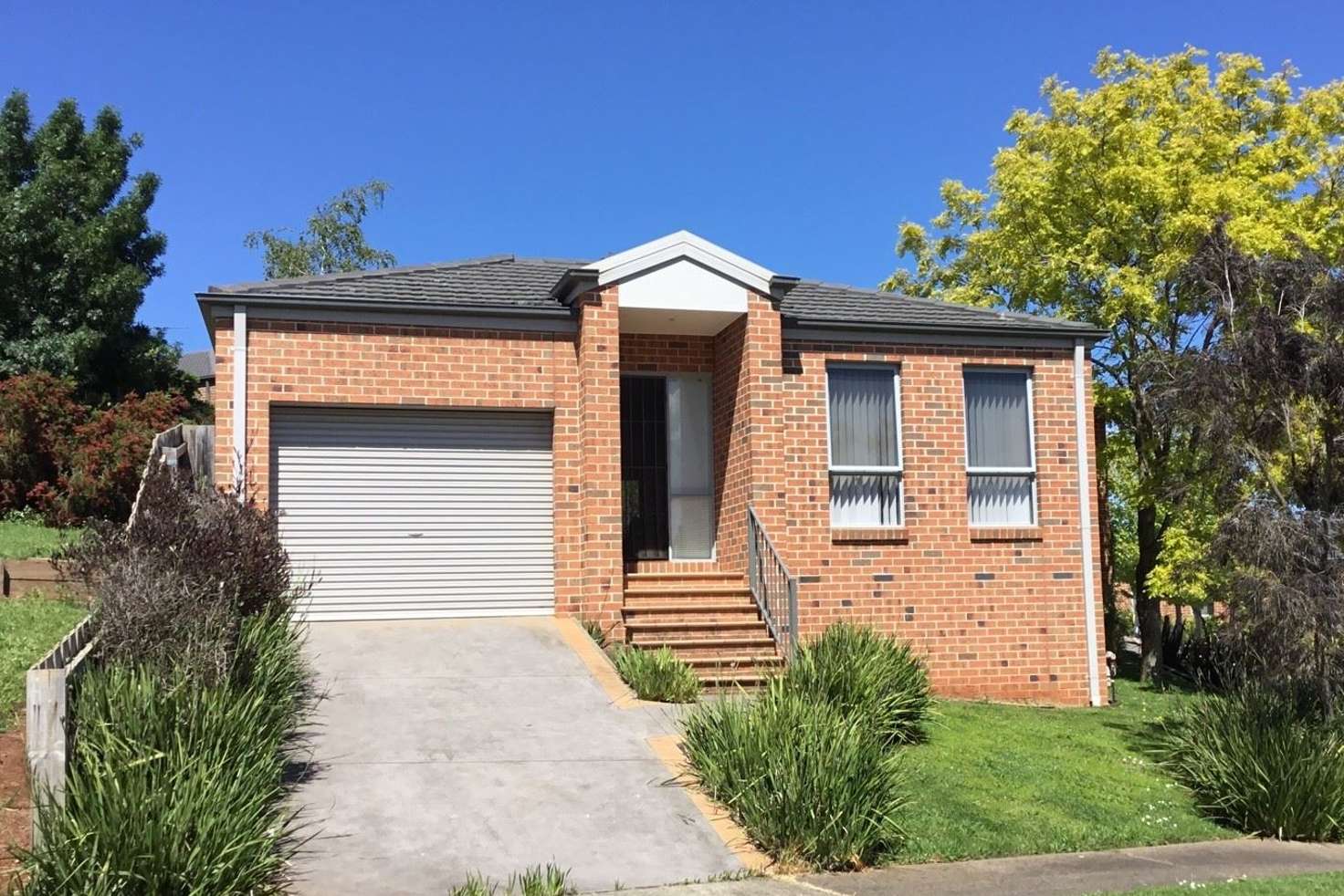 Main view of Homely unit listing, 2/14-15 Janine Court, Drouin VIC 3818