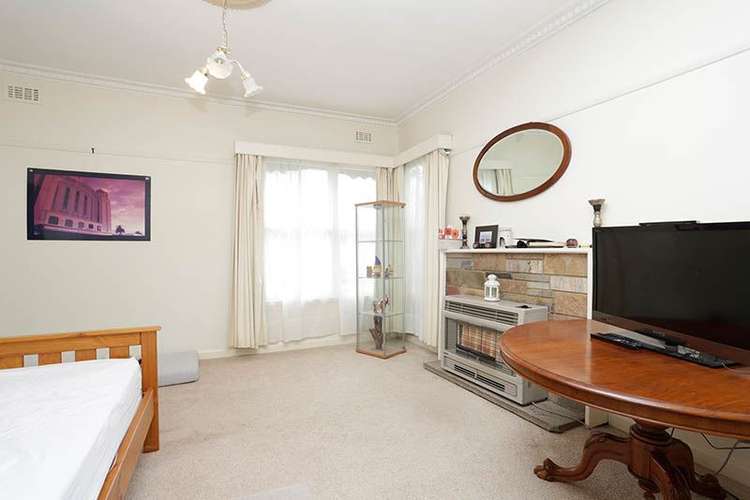 Main view of Homely house listing, 10 Hillview Avenue, Mount Waverley VIC 3149