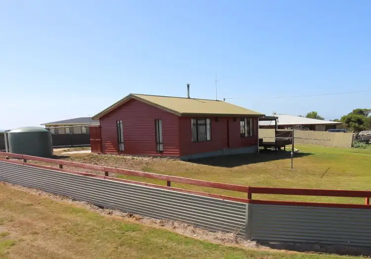 10 Carins Close, Tomahawk TAS 7262