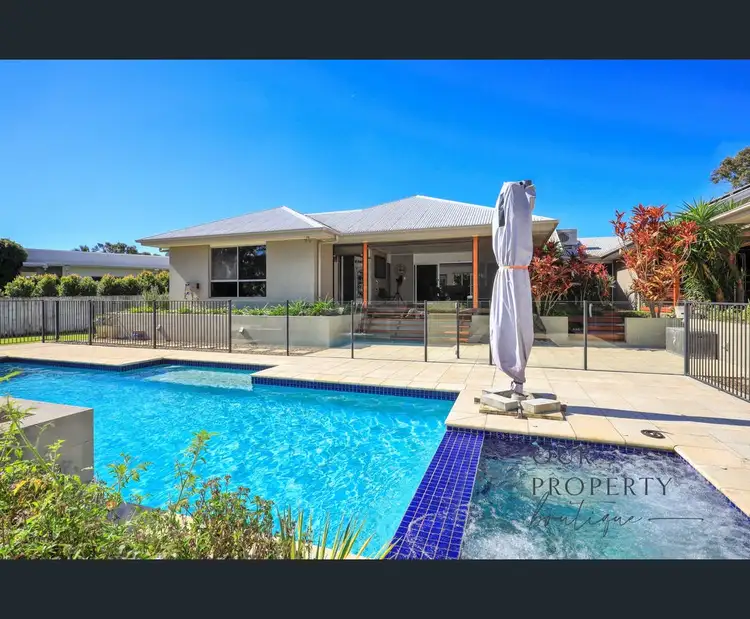 7 Raewood Close