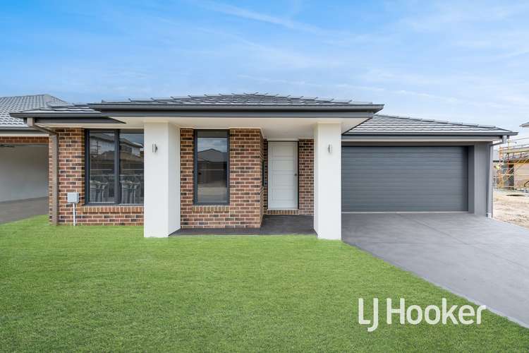 16 Creative Avenue, Clyde North VIC 3978