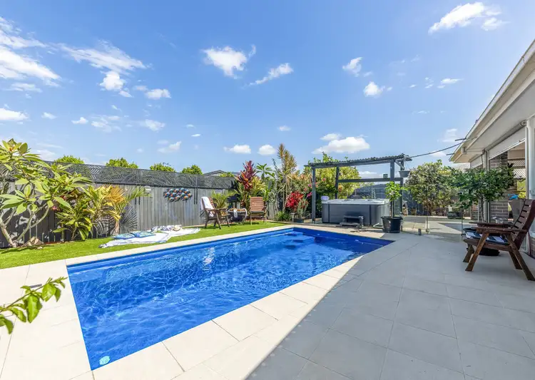 13 Featherwood Crescent