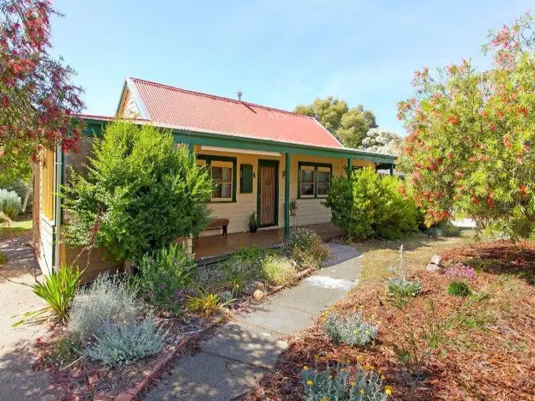 8 Main Street, Chiltern VIC 3683