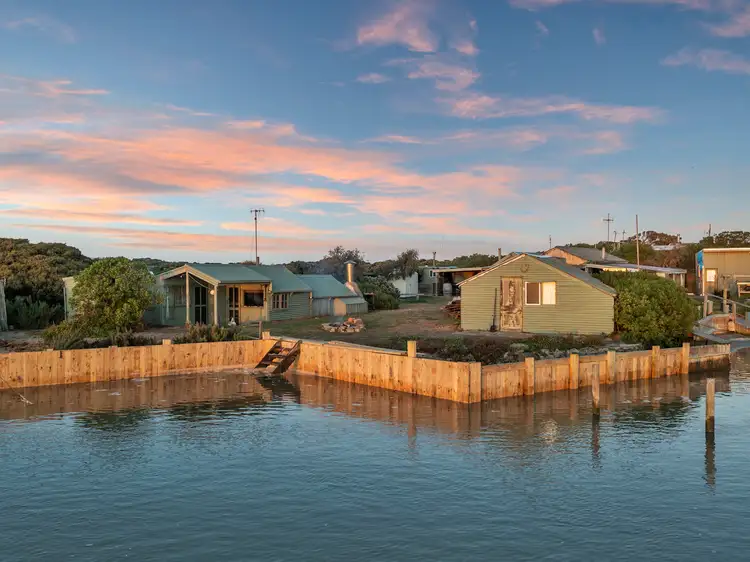 Shacks 10-11 Barker Knoll on the Murray Mouth