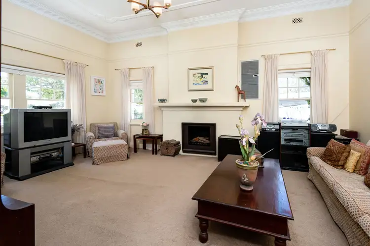 10 Swan Street