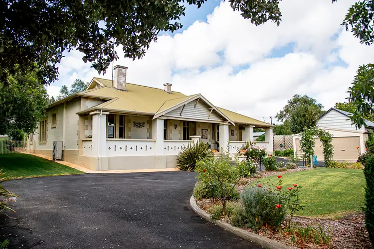 6 Robertson Street