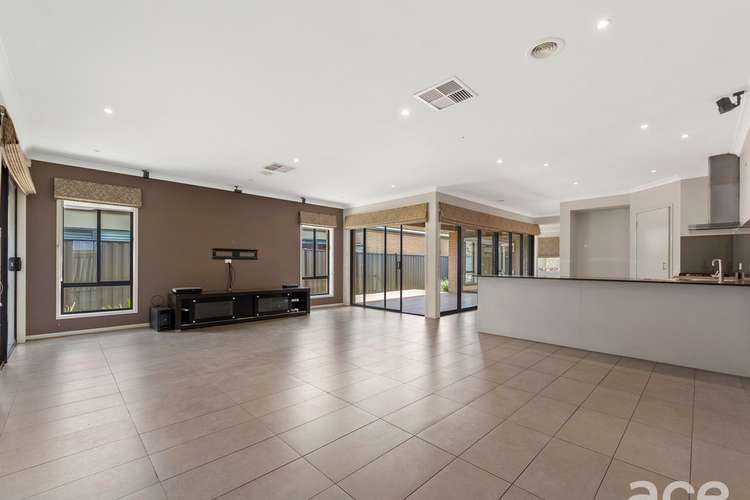 Fifth view of Homely house listing, 2 Sassafras Close, Point Cook VIC 3030