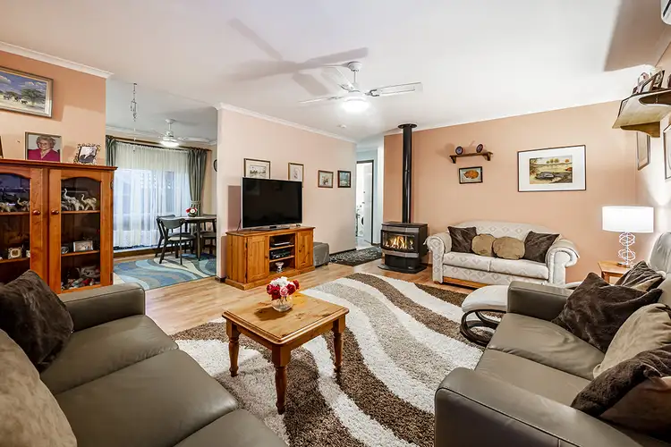 Fifth view of Homely house listing, 2 Annand Close, Cranbourne West VIC 3977