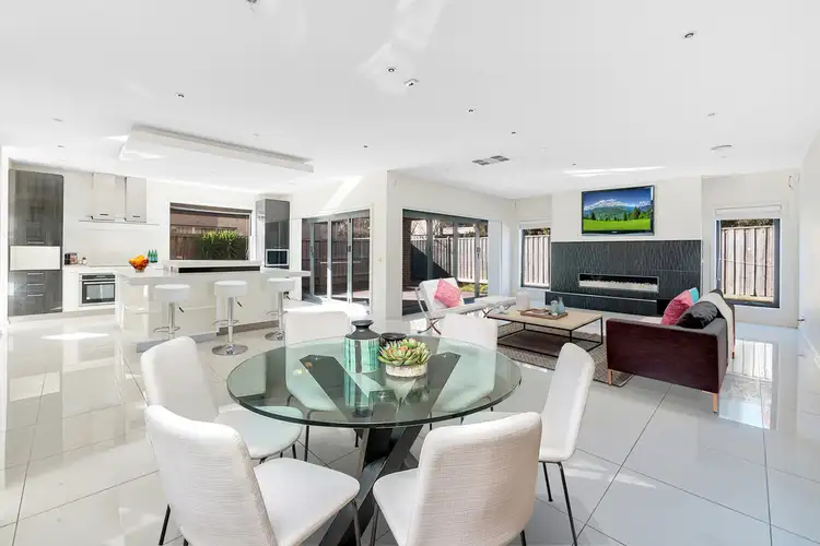 10 Crepe Avenue, Cranbourne West VIC 3977