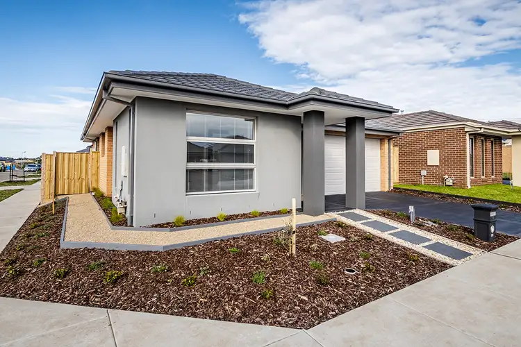11 Bessie Drive, Cranbourne West VIC 3977