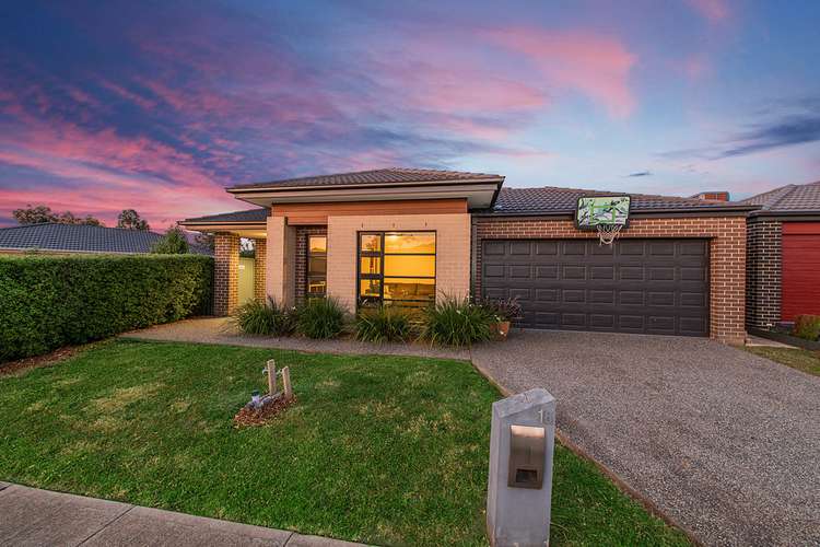 16 Dash Drive, Cranbourne East VIC 3977