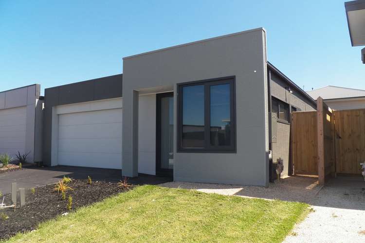38 Freiberger Grove, Clyde North VIC 3978