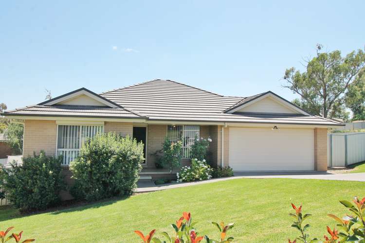 6 Henry Place, Young NSW 2594