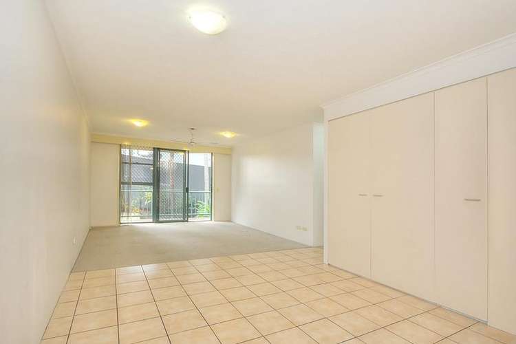 Main view of Homely unit listing, 2/124 Queen Street, Southport QLD 4215