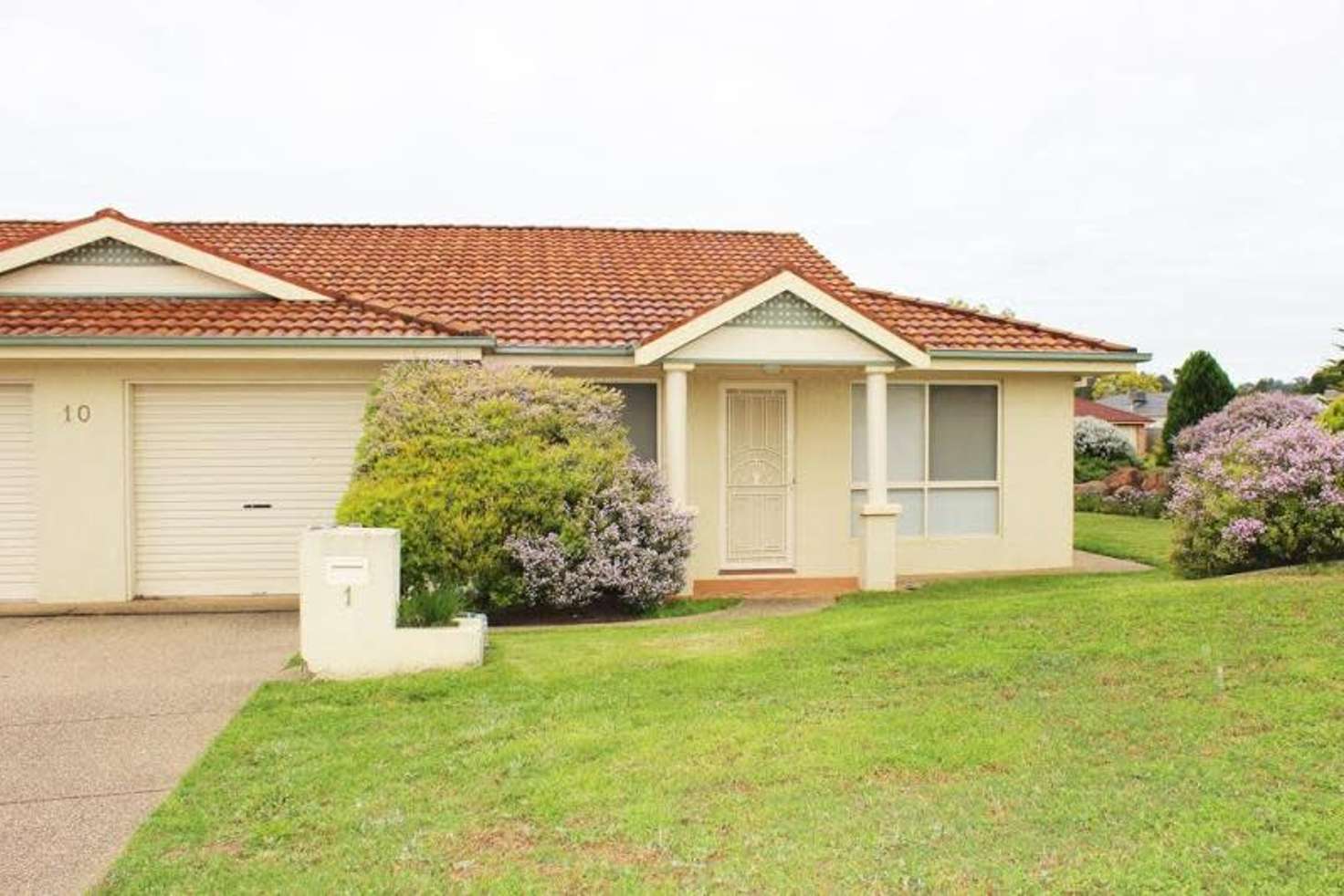 Main view of Homely villa listing, 1/10 Kaloona Drive, Bourkelands NSW 2650