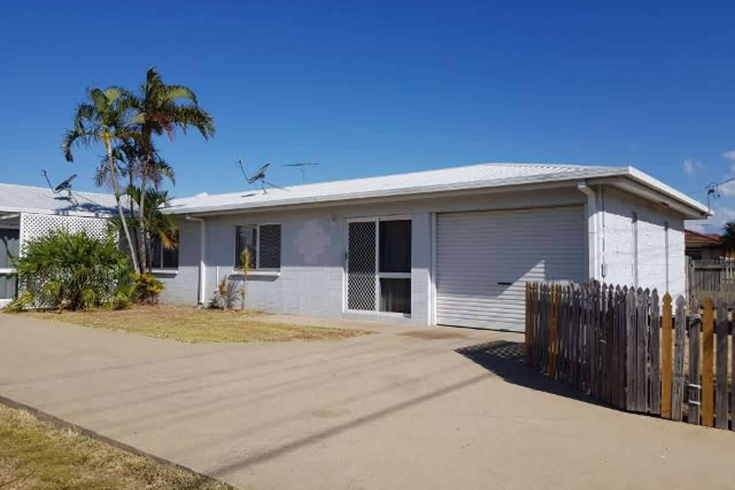 Main view of Homely semiDetached listing, 1 /316 Pinnacle Drive, Rasmussen QLD 4815