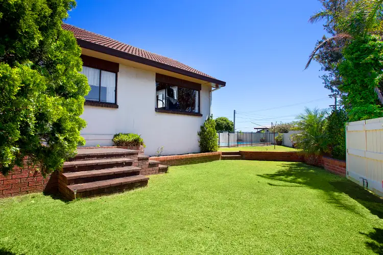1 Robertson Road, North Curl Curl NSW 2099
