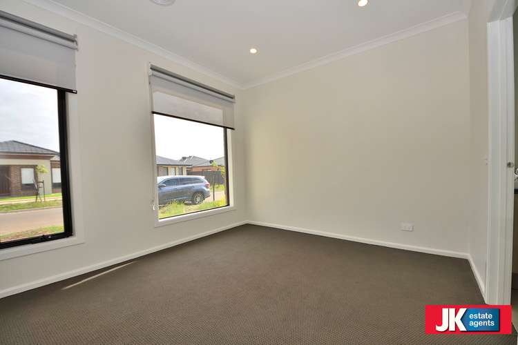 Fifth view of Homely house listing, 7 BRIDPORT CIRCUIT, Tarneit VIC 3029