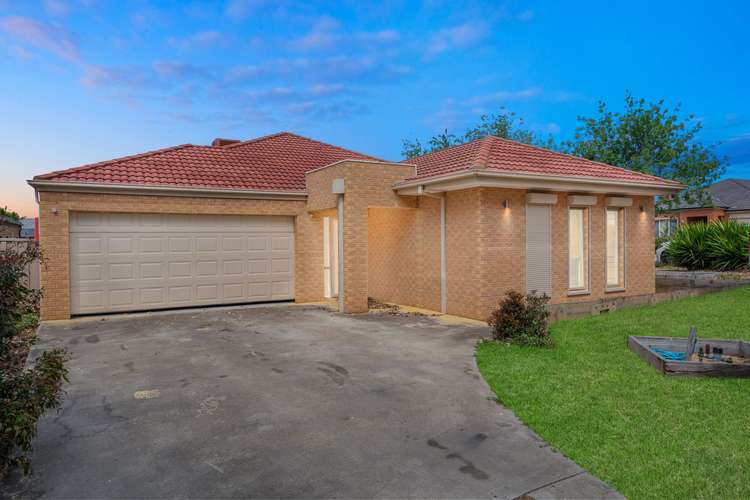 1 Duneira Grove, Caroline Springs VIC 3023