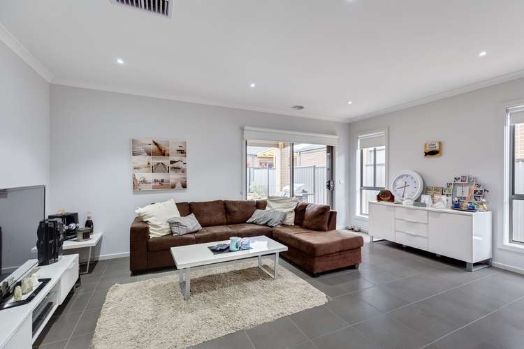 Fifth view of Homely house listing, 32 Montpellier Crescent, Craigieburn VIC 3064