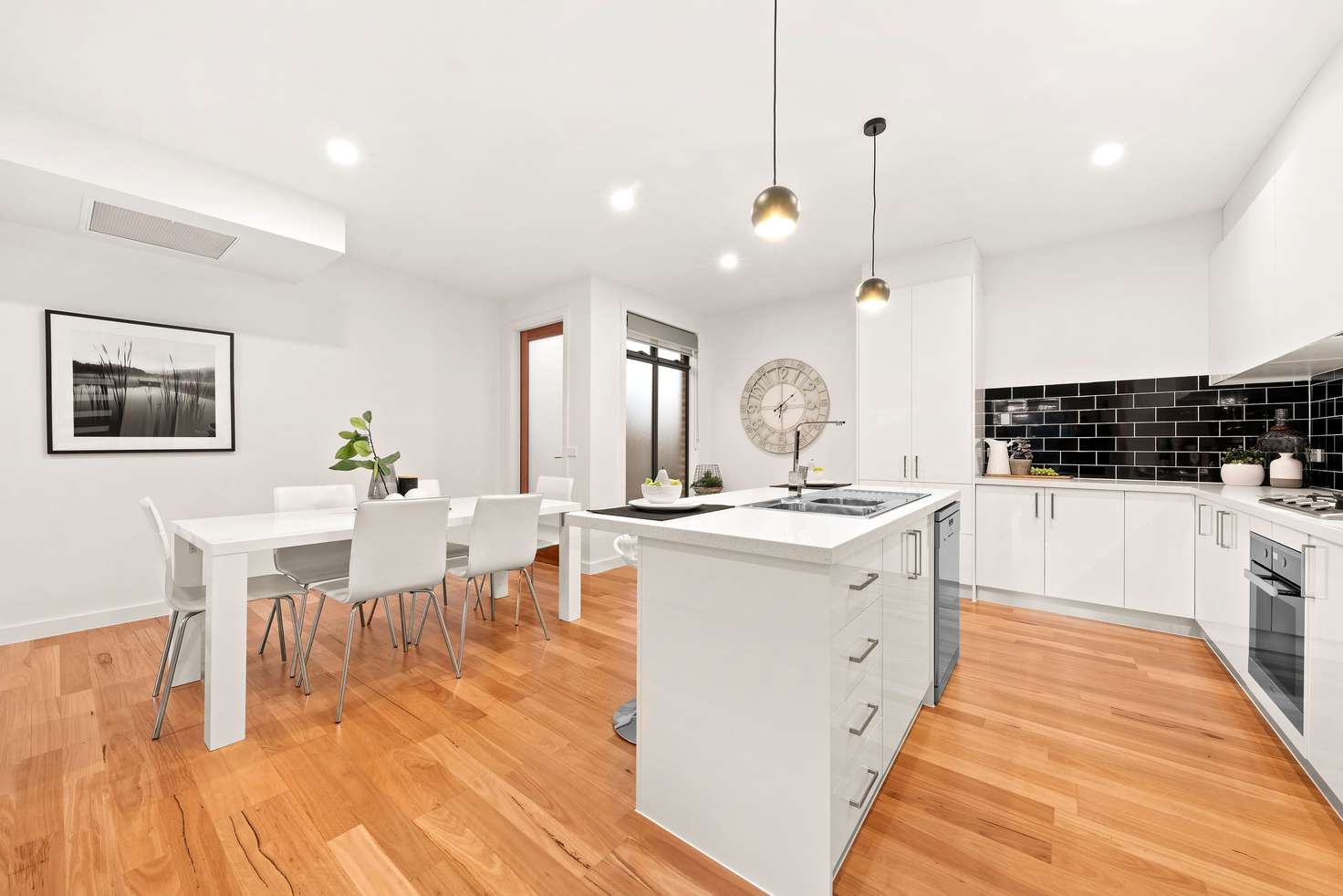 Main view of Homely townhouse listing, 2/11 Hillview Avenue, Mount Waverley VIC 3149