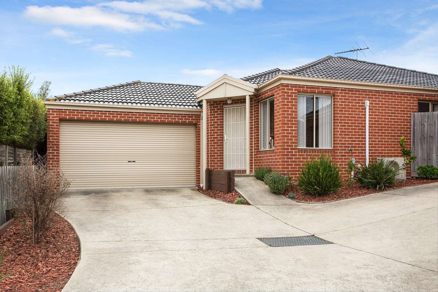 Main view of Homely house listing, 2/27 Silver Gum Drive, Pakenham VIC 3810