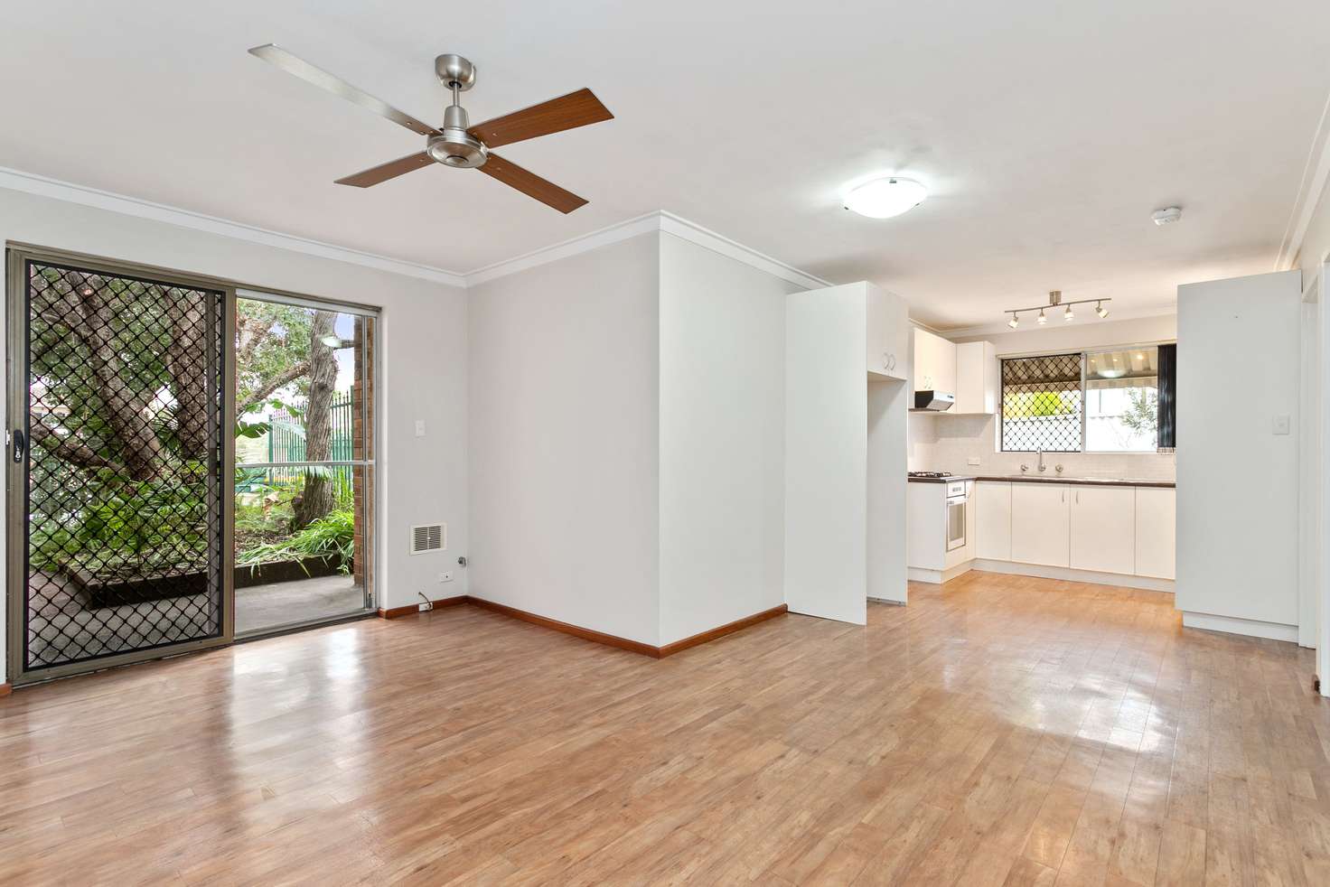 Main view of Homely unit listing, 2/1051 Albany Highway, St James WA 6102