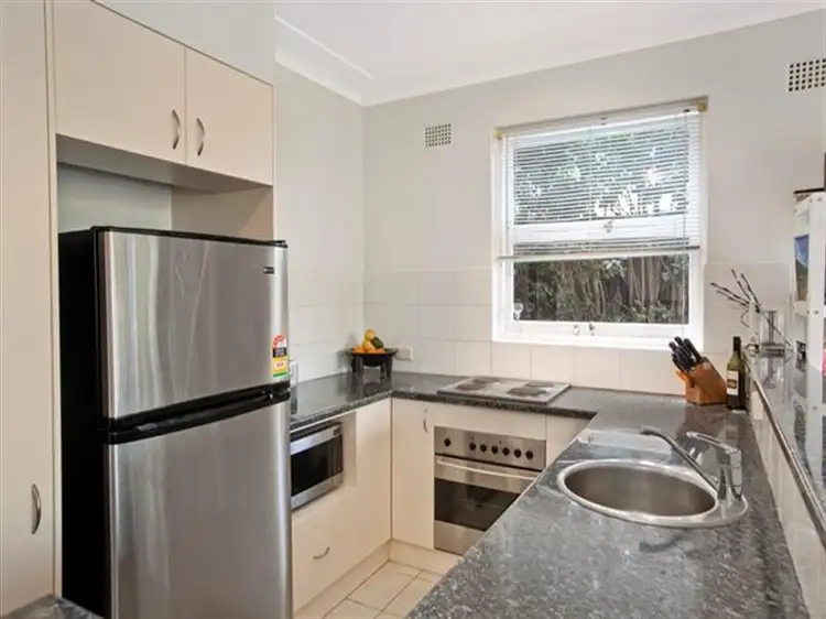 2/4 WHITE Street