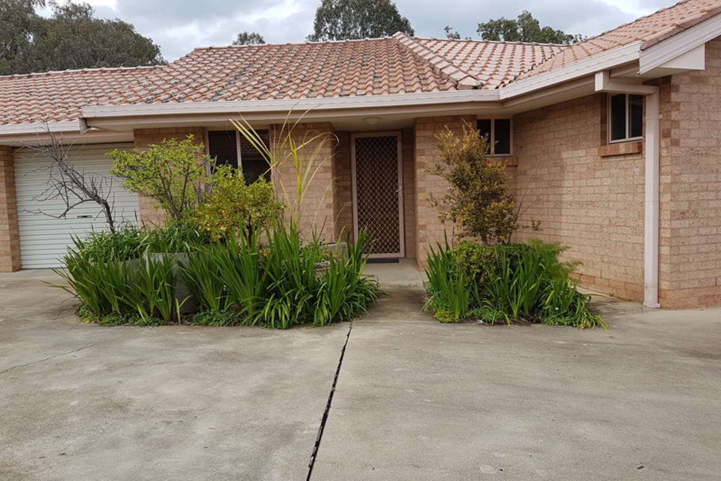Main view of Homely unit listing, 2/22 Charles Coxen Close, Tamworth NSW 2340