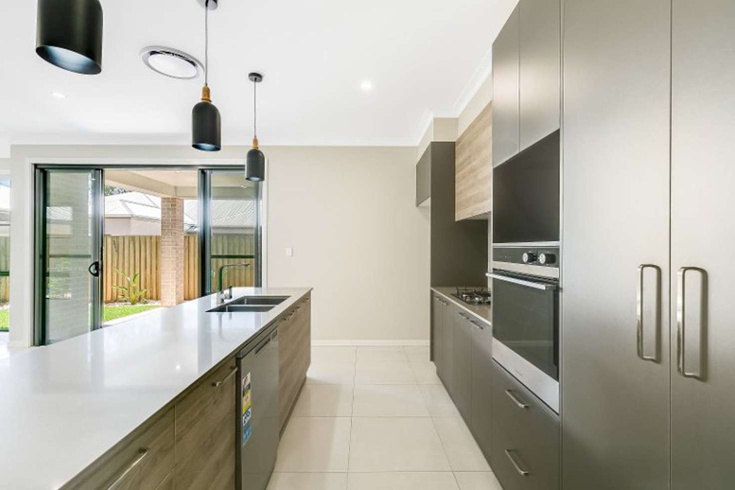 Main view of Homely unit listing, 4/14 Yarrow Close, Middle Ridge QLD 4350