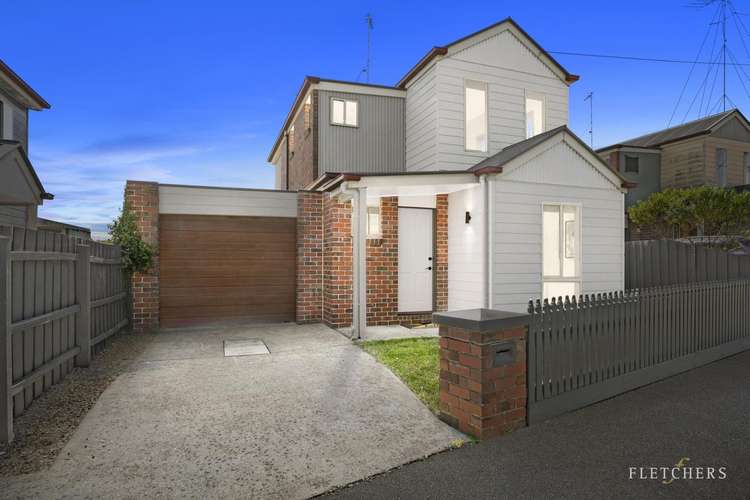 2/11 Little Clyde Street, Soldiers Hill VIC 3350