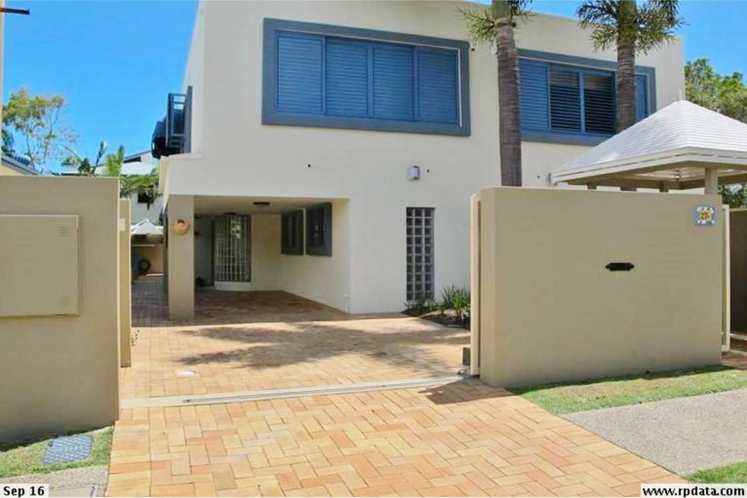 Main view of Homely semiDetached listing, 27 Mountbatten Avenue, Main Beach QLD 4217