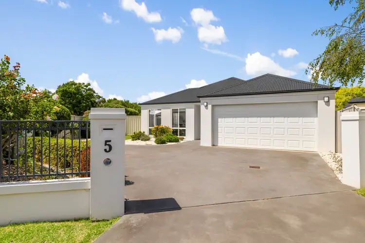 5 Carriage Court