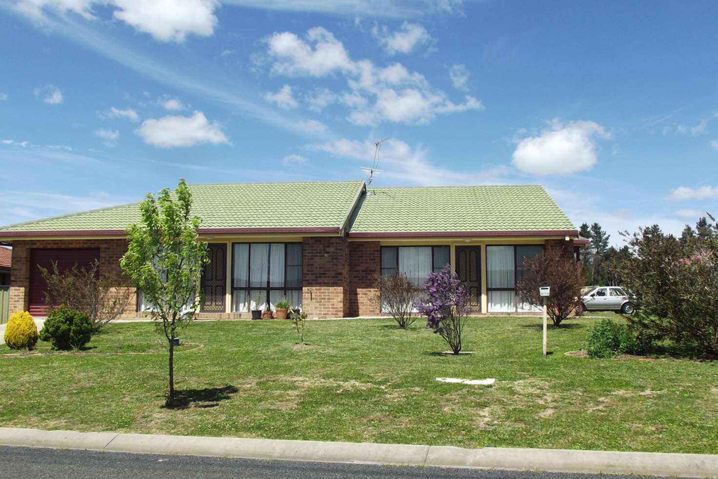 Main view of Homely semiDetached listing, 2/10 Conningdale Crescent, Armidale NSW 2350
